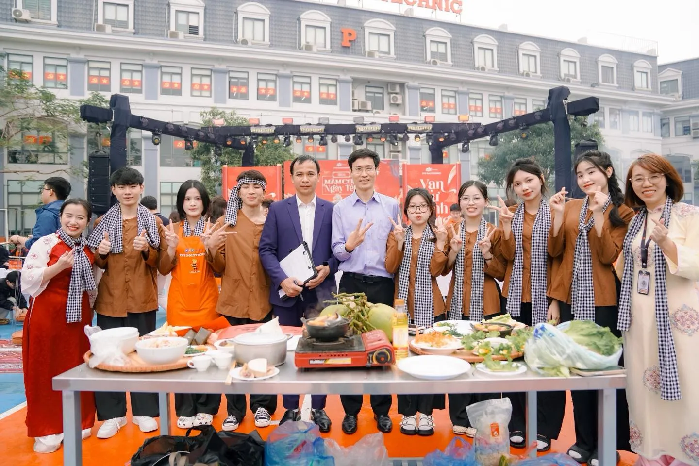 Mâm cơm ngày Tết